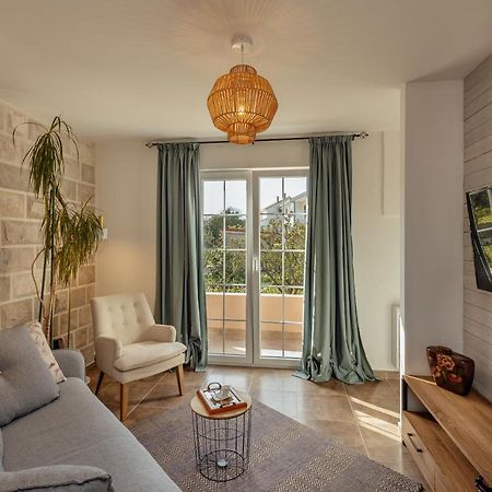 Stylish Mini-House With Garden & Beach Bijela Ngoại thất bức ảnh
