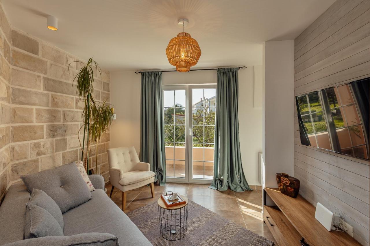 Stylish Mini-House With Garden & Beach Bijela Ngoại thất bức ảnh