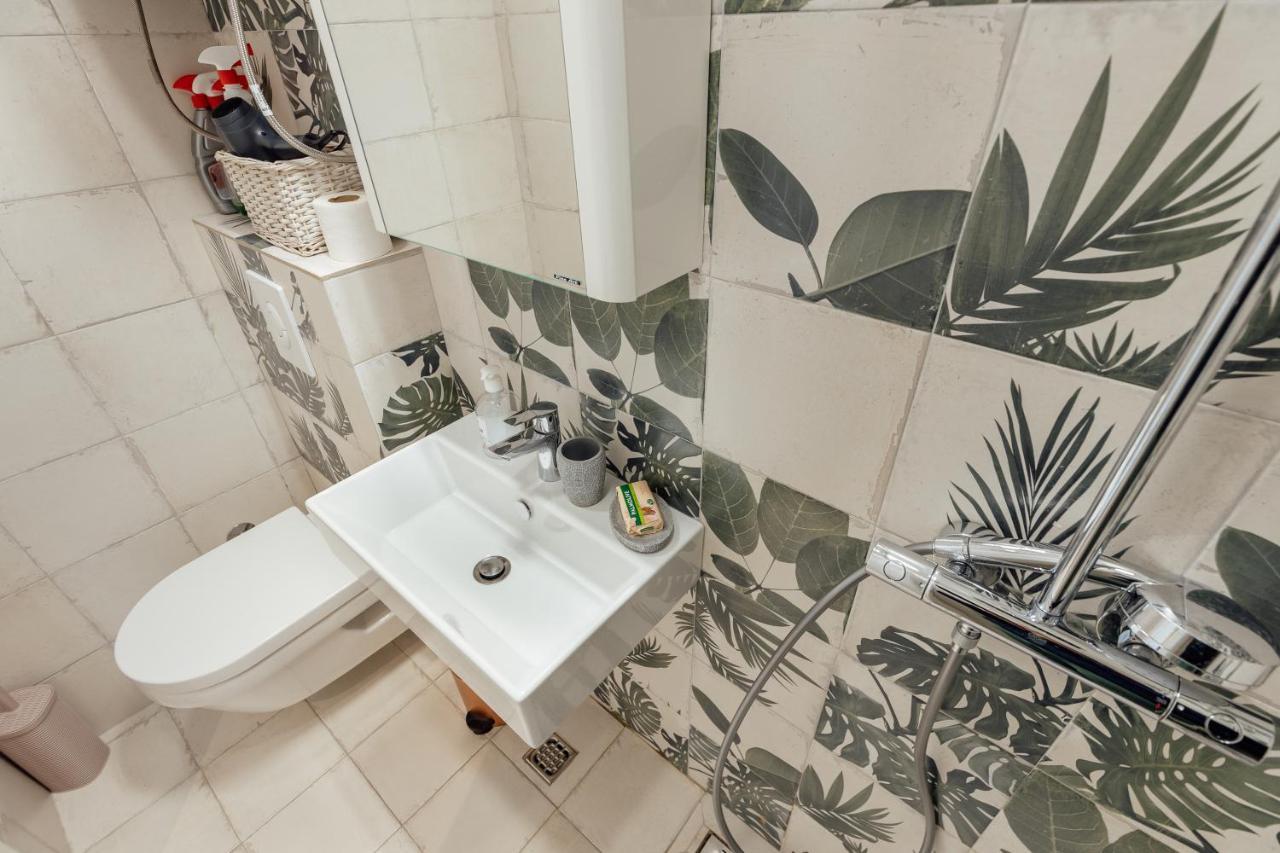 Stylish Mini-House With Garden & Beach Bijela Ngoại thất bức ảnh