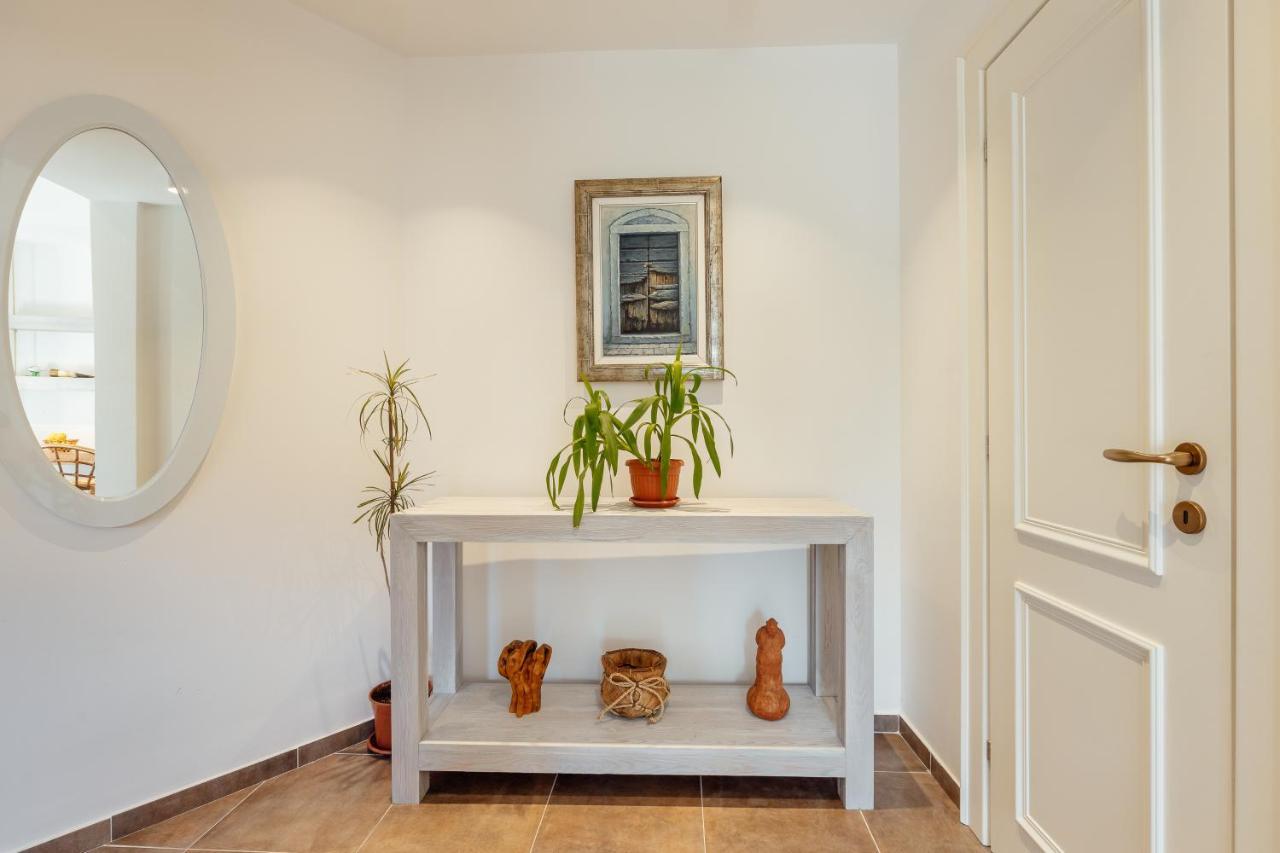 Stylish Mini-House With Garden & Beach Bijela Ngoại thất bức ảnh